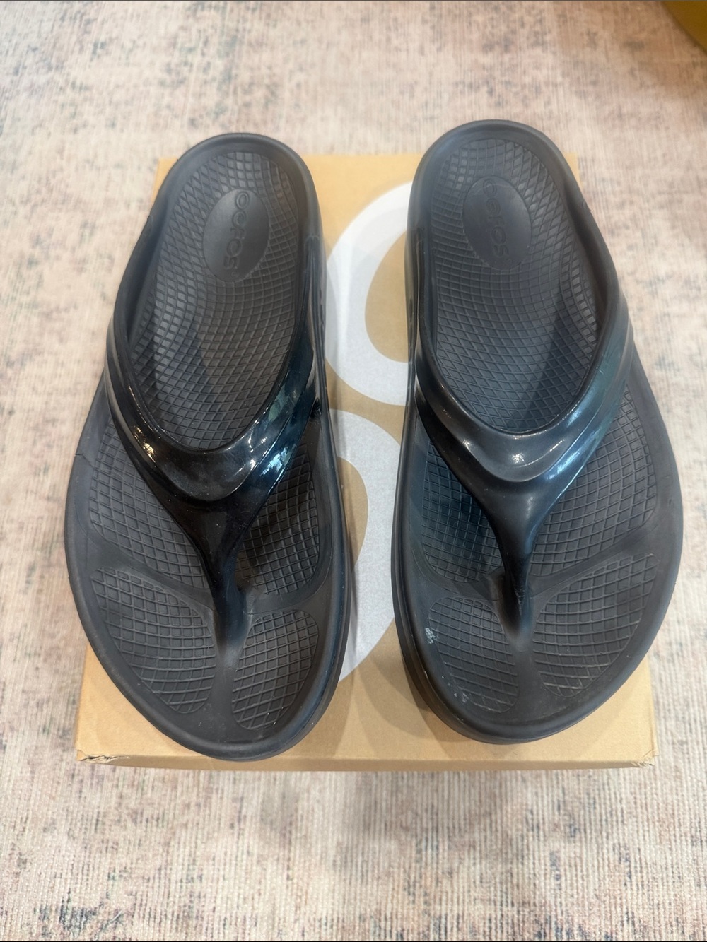 OOFOS Black Women's OOmega OOlala Flip-Flop Sandals size 9